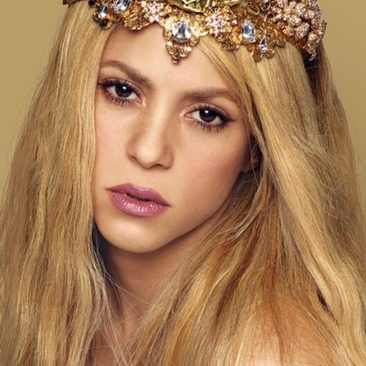 Как королева: Шакира в золотом наряде снялась для обложки глянца