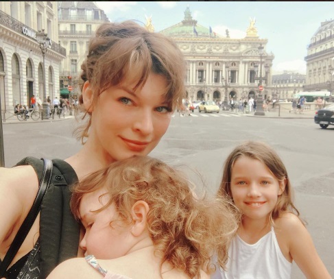 Уикенд в Версале: Милла Йовович растрогала подписчиков снимками с дочерьми