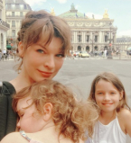 Уикенд в Версале: Милла Йовович растрогала подписчиков снимками с дочерьми