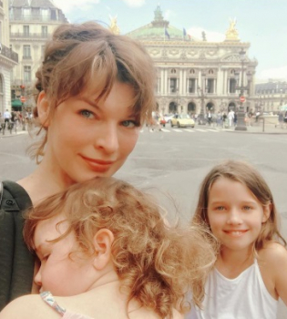 Уикенд в Версале: Милла Йовович растрогала подписчиков снимками с дочерьми