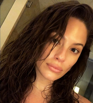 Даешь пышные формы: Эшли Грэм показала аппетитную фигуру в красном купальнике