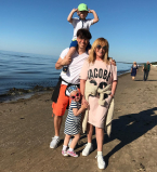 Алла Пугачева похвасталась на отдыхе стройными ногами в ультракоротких шортах