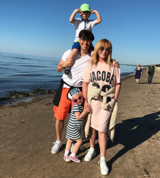 Алла Пугачева похвасталась на отдыхе стройными ногами в ультракоротких шортах