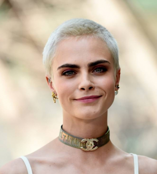 Не модой единой: Кара Делевинь с благотворительной миссией съездила в Африку