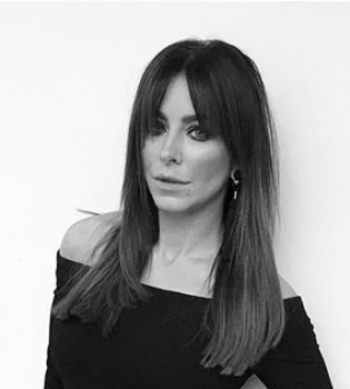 Ани Лорак демонстрирует идеальную фигуру в черном мини-платье