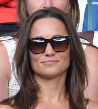 Пиппа Миддлтон появилась на публике в платье с соблазнительным декольте