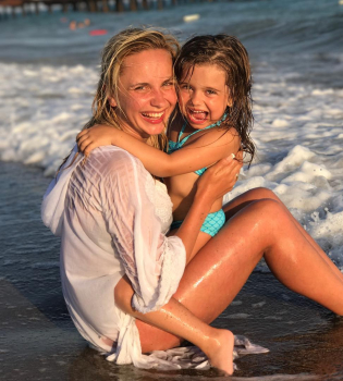 Лилия Ребрик повеселилась на пенной вечеринке