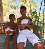 Мама Криштиану Роналду показала лица его новорожденных близнецов