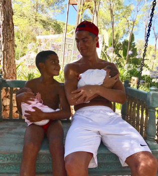 Мама Криштиану Роналду показала лица его новорожденных близнецов