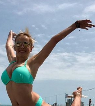 Лилия Ребрик показала подтянутую фигуру в стильном купальнике