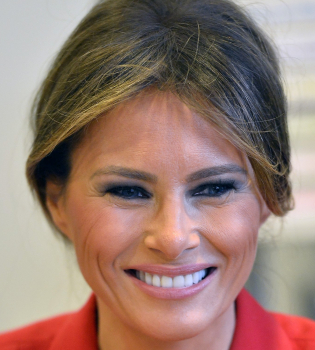 Настоящая француженка: Мелания Трамп покоряет Париж в красном костюме