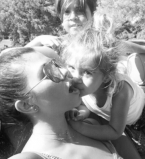 Самая счастливая мама: Кортни Кардашьян засыпала сеть фото с детьми