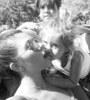 Самая счастливая мама: Кортни Кардашьян засыпала сеть фото с детьми