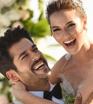 Бурак Озчивит проводит медовый месяц на Мальдивах