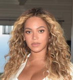 В мини юбке и с откровенным декольте: Бейонсе впервые вышла в свет после рождения двойни