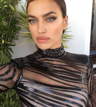 Ирина Шейк позирует в полупрозрачном нижнем белье спустя 4 месяца посе родов