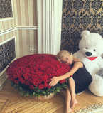 Алина Гросу заинтригована огромным букетом из 555 красных роз