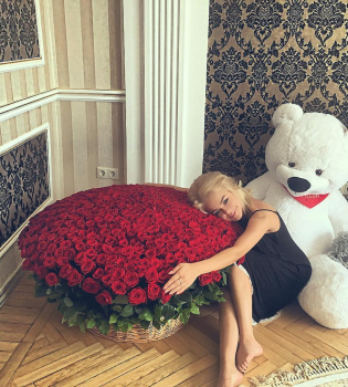 Алина Гросу заинтригована огромным букетом из 555 красных роз