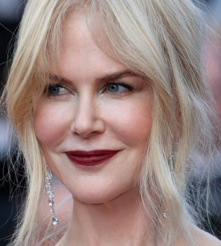 50-летняя Николь Кидман появилась на обложке журнала в ультраоткровенном образе