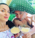 Вот это гибкость: Сергей Бабкин с женой занимаются парной йогой