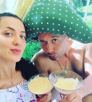 Вот это гибкость: Сергей Бабкин с женой занимаются парной йогой