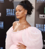 Зефирное настроение: Рианна вышла в свет в воздушном розовом наряде