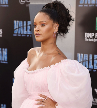 Зефирное настроение: Рианна вышла в свет в воздушном розовом наряде