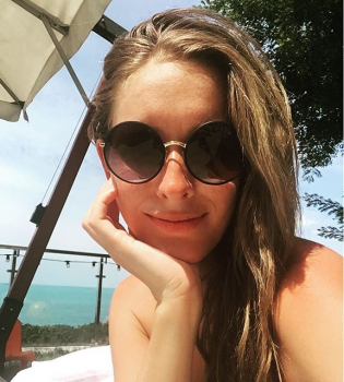 Стройная фигура и ни капли косметики: молодая мама Катя Осадчая проводит время в Одессе