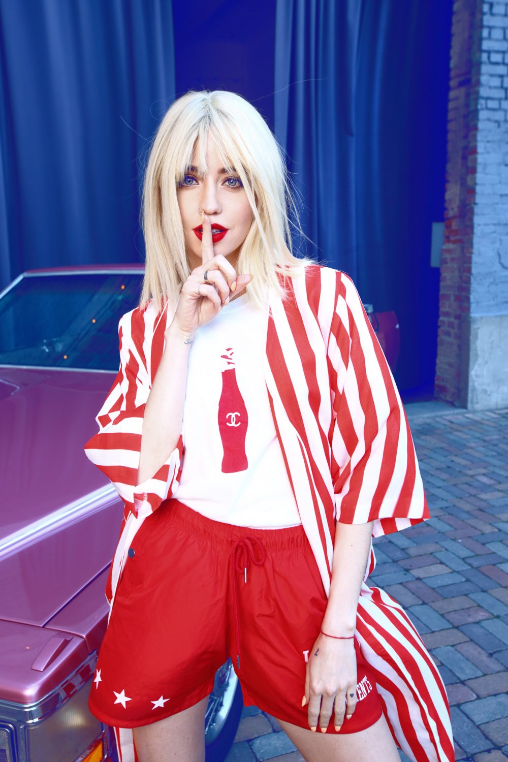 Надя Дорофеева стала платиновой блондинкой в рекламе модного бренда