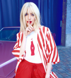 Надя Дорофеева стала платиновой блондинкой в рекламе модного бренда