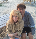 Алла Пугачева кормит сына на семейном отдыхе