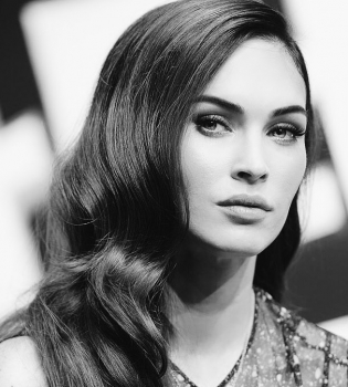 Поклонники обсуждают заметно уменьшенную грудь Меган Фокс