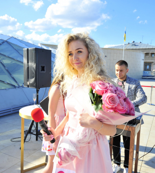 Анастасия Иванова в свой день рождения подарила 250 платьев