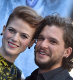 Звезды серила Игра престолов Кит Харингтон и Роуз Лесли купили особняк 15 века