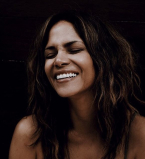 50-летняя Холли Берри восхищает фигурой в бикини