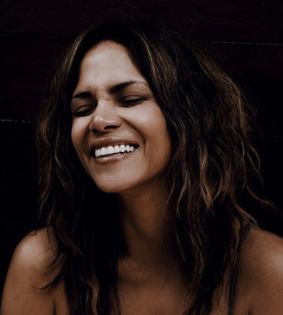 50-летняя Холли Берри восхищает фигурой в бикини