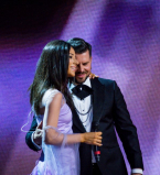 Злата Огневич утонула в нежных мужских объятиях