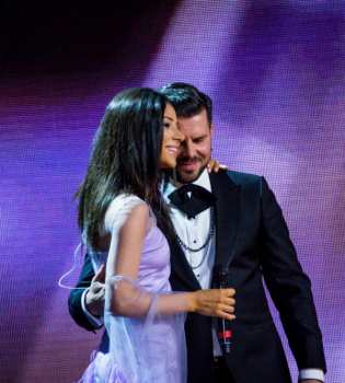 Злата Огневич утонула в нежных мужских объятиях