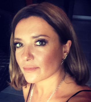 Стройная Наталья Могилевская заинтриговала фотографией с тремя красавчиками-танцорами