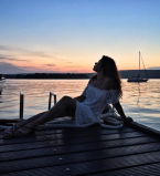 Руслана удивила непривычным образом в коротеньком платье