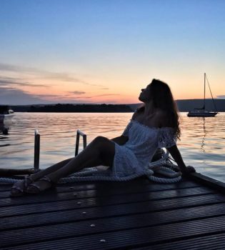 Руслана удивила непривычным образом в коротеньком платье