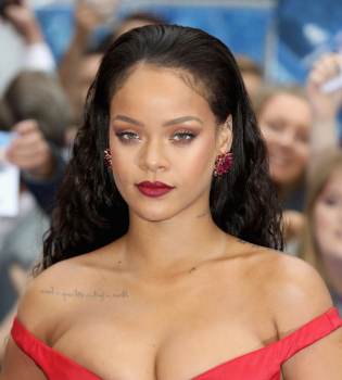 Рианна в алом платье на премьере фильма