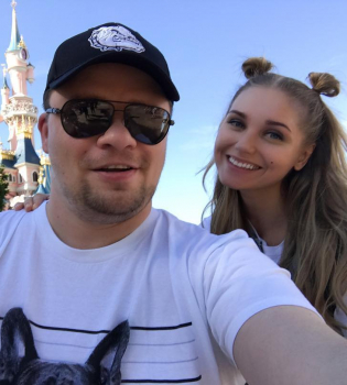 Больше не скрывают: Гарик Харламов и Кристина Асмус показала подросшую дочь на отдыхе в Диснейленде