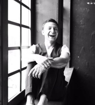 Владимир Зеленский отрастил длинную бороду и стал священником