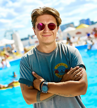 Анатолий Анатолич на вечеринке Аура лета от дуэта On I Ona