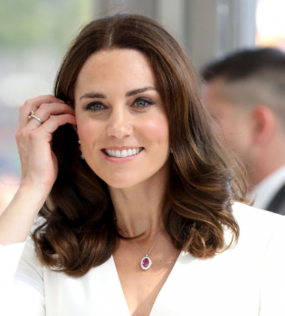 Наряды Кейт Миддлтон в туре по Европе