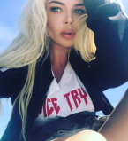 Алина Гросу поделилась сверхоткровенным фото в полупрозрачной майке