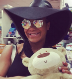 Гайтана гуляет с новорожденным ребенком