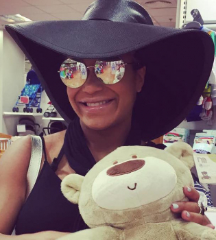 Гайтана гуляет с новорожденным ребенком