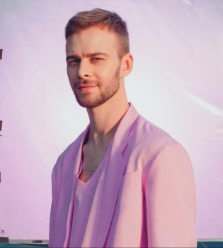 Розовые фантазии Макса Барских: артист презентовал новый клип-откровение